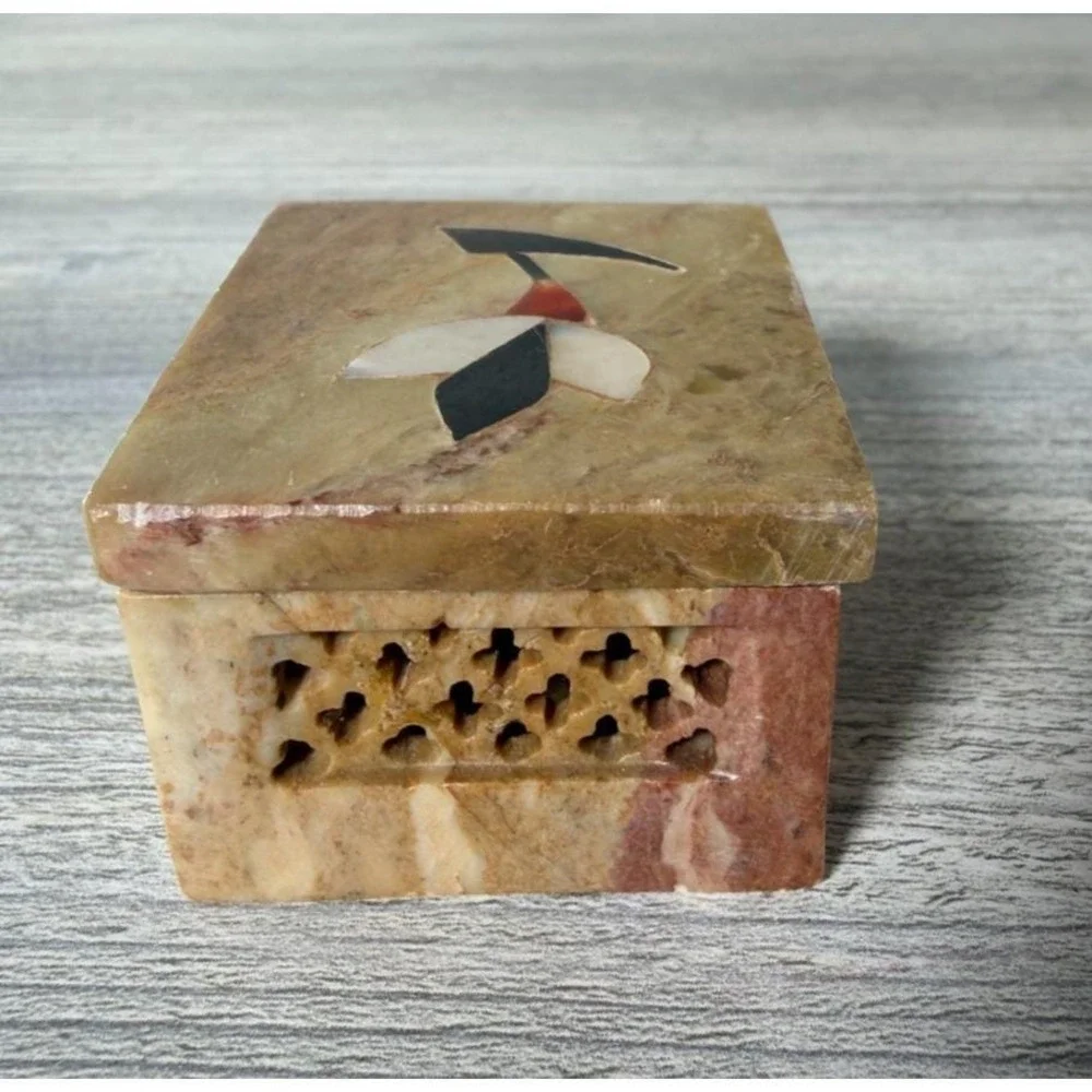 Vtg Hand Carved Soapstone Trinket Box Jewelry Inlaid Mother of Pearl MOP Inlay